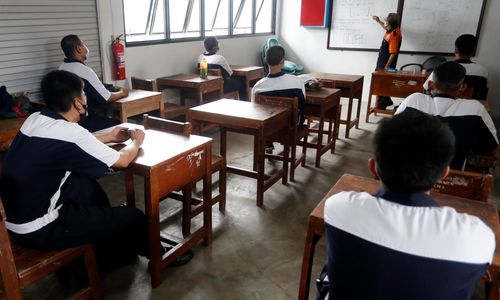 <p>Sebanyak 9 siswa SMKN 5 Matraman, Jalan Jatinegara, Jakarta Timur jurusan tehnik melakukan belajar praktek mesin dengan tatap muka. Mulai hari ini Rabu 9 Juni 2021 Dinas Pendidikan Pemprov DKI Jakarta menggelar uji coba tahap kedua belajar tatap muka. Foto : Panji Asmoro/TrenAsia</p>