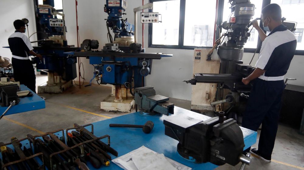 <p>Sebanyak 9 siswa SMKN 5 Matraman, Jalan Jatinegara, Jakarta Timur jurusan tehnik melakukan belajar praktek mesin dengan tatap muka. Mulai hari ini Rabu 9 Juni 2021 Dinas Pendidikan Pemprov DKI Jakarta menggelar uji coba tahap kedua belajar tatap muka. Foto : Panji Asmoro/TrenAsia</p>
