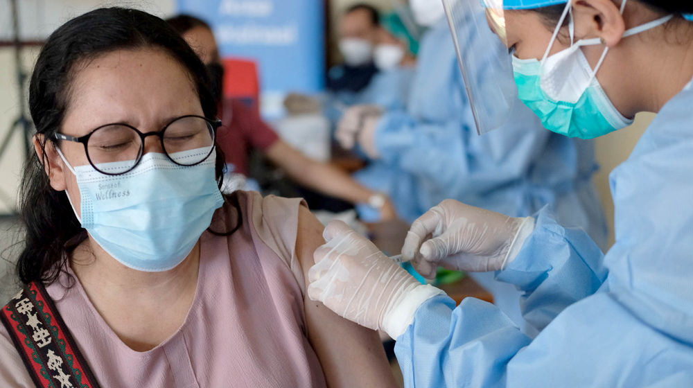 <p>Tenaga Kesehatan menyuntikkan dosis vaksin kepada warga yang mengikuti pelaksanaan vaksinasi kerjasama PT Asuransi Adira Dinamika Tbk (Adira Insurance), bagian dari Zurich Group (Zurich) dengan Asosiasi Asuransi Umum Indonesia (AAUI) di Lakespra Saryanto, Pancoran, Jakarta, Jum’at, 18 Juni 2021. Foto: Ismail Pohan/TrenAsia</p>
