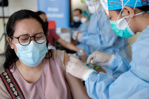 <p>Tenaga Kesehatan menyuntikkan dosis vaksin kepada warga yang mengikuti pelaksanaan vaksinasi kerjasama PT Asuransi Adira Dinamika Tbk (Adira Insurance), bagian dari Zurich Group (Zurich) dengan Asosiasi Asuransi Umum Indonesia (AAUI) di Lakespra Saryanto, Pancoran, Jakarta, Jum’at, 18 Juni 2021. Foto: Ismail Pohan/TrenAsia</p>