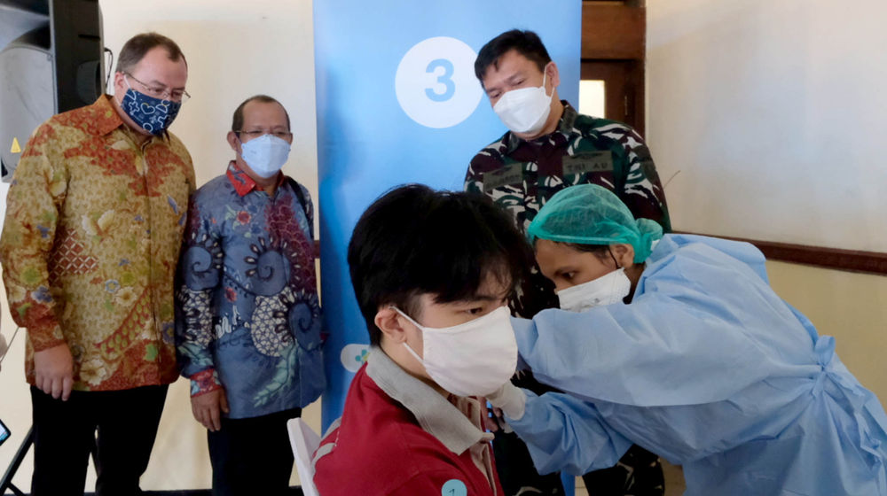 <p>Presiden Komisaris Adira Insurance dan Country Manager Zurich Indonesia, Christopher Bendl (kiri), Ketua Asosiasi Asuransi Umum Indonesia (AAUI) HSM Widodo (kedua kiri) dan Sekretaris Lakespra Saryanto Kolonel Kes. Djarot (kanan) meninjau pelaksanaan vaksinasi kerjasama PT Asuransi Adira Dinamika Tbk (Adira Insurance), bagian dari Zurich Group (Zurich) dengan Asosiasi Asuransi Umum Indonesia (AAUI) di Lakespra Saryanto, Pancoran, Jakarta, Jum’at, 18 Juni 2021. Foto: Ismail Pohan/TrenAsia</p>
