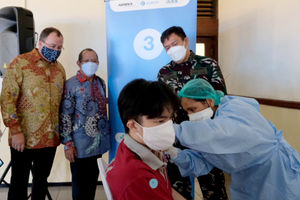 <p>Presiden Komisaris Adira Insurance dan Country Manager Zurich Indonesia, Christopher Bendl (kiri), Ketua Asosiasi Asuransi Umum Indonesia (AAUI) HSM Widodo (kedua kiri) dan Sekretaris Lakespra Saryanto Kolonel Kes. Djarot (kanan) meninjau pelaksanaan vaksinasi kerjasama PT Asuransi Adira Dinamika Tbk (Adira Insurance), bagian dari Zurich Group (Zurich) dengan Asosiasi Asuransi Umum Indonesia (AAUI) di Lakespra Saryanto, Pancoran, Jakarta, Jum’at, 18 Juni 2021. Foto: Ismail Pohan/TrenAsia</p>