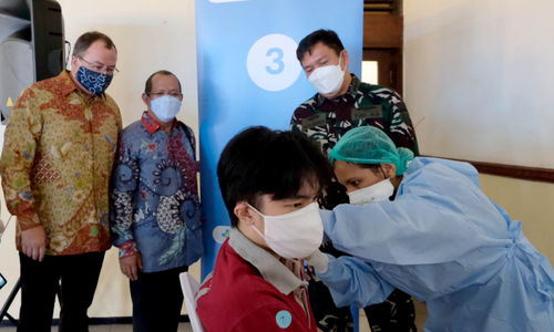 <p>Presiden Komisaris Adira Insurance dan Country Manager Zurich Indonesia, Christopher Bendl (kiri), Ketua Asosiasi Asuransi Umum Indonesia (AAUI) HSM Widodo (kedua kiri) dan Sekretaris Lakespra Saryanto Kolonel Kes. Djarot (kanan) meninjau pelaksanaan vaksinasi kerjasama PT Asuransi Adira Dinamika Tbk (Adira Insurance), bagian dari Zurich Group (Zurich) dengan Asosiasi Asuransi Umum Indonesia (AAUI) di Lakespra Saryanto, Pancoran, Jakarta, Jum’at, 18 Juni 2021. Foto: Ismail Pohan/TrenAsia</p>
