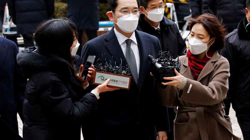 <p>Pewaris Samsung Group Jay Y. Lee tiba di pengadilan di Seoul, Korea Selatan, 18 Januari 2021. REUTERS/Kim Hong-Ji</p>
