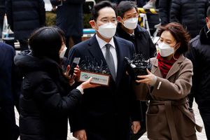 <p>Pewaris Samsung Group Jay Y. Lee tiba di pengadilan di Seoul, Korea Selatan, 18 Januari 2021. REUTERS/Kim Hong-Ji</p>
