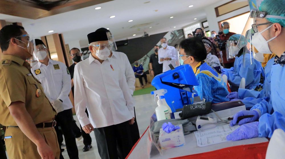 <p>Wapres KH Maruf Amin didampingi Walikota Tangerang Arief Wismansyah dan Gubernur Banten Wahidin Halim saat meninjau vaksinasi massal COVID-19 di Pusat Pemerintahan Kota Tangerang, Banten, Selasa 15 Juni 2021. Pemerintah Kota Tangerang membuka layanan vaksinasi massal hingga Kamis 17 Juni 2021 dengan total sasaran sebanyak 45.000 orang dengan sasaran utama yaitu lansia, pralansia, tenaga pendidik, ODGJ, disabilitas dan pelayan publik. Foto : Panji Asmoro/TrenAsia</p>
