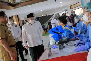 <p>Wapres KH Maruf Amin didampingi Walikota Tangerang Arief Wismansyah dan Gubernur Banten Wahidin Halim saat meninjau vaksinasi massal COVID-19 di Pusat Pemerintahan Kota Tangerang, Banten, Selasa 15 Juni 2021. Pemerintah Kota Tangerang membuka layanan vaksinasi massal hingga Kamis 17 Juni 2021 dengan total sasaran sebanyak 45.000 orang dengan sasaran utama yaitu lansia, pralansia, tenaga pendidik, ODGJ, disabilitas dan pelayan publik. Foto : Panji Asmoro/TrenAsia</p>
