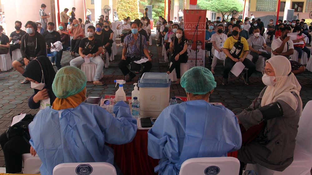 <p>Nampak sejumlah warga Kota Tangerang mengikuti vaksinasi massal COVID-19 di Pusat Pemerintahan Kota Tangerang, Banten, Selasa 15 Juni 2021. Pemerintah Kota Tangerang membuka layanan vaksinasi massal hingga Kamis 17 Juni 2021 dengan total sasaran sebanyak 45.000 orang dengan sasaran utama yaitu lansia, pralansia, tenaga pendidik, ODGJ, disabilitas dan pelayan publik. Foto : Panji Asmoro/TrenAsia</p>
