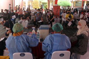 <p>Nampak sejumlah warga Kota Tangerang mengikuti vaksinasi massal COVID-19 di Pusat Pemerintahan Kota Tangerang, Banten, Selasa 15 Juni 2021. Pemerintah Kota Tangerang membuka layanan vaksinasi massal hingga Kamis 17 Juni 2021 dengan total sasaran sebanyak 45.000 orang dengan sasaran utama yaitu lansia, pralansia, tenaga pendidik, ODGJ, disabilitas dan pelayan publik. Foto : Panji Asmoro/TrenAsia</p>
