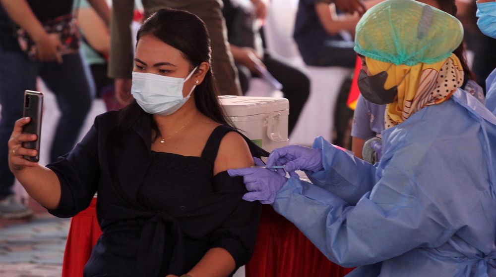 <p>Nampak sejumlah warga Kota Tangerang mengikuti vaksinasi massal COVID-19 di Pusat Pemerintahan Kota Tangerang, Banten, Selasa 15 Juni 2021. Pemerintah Kota Tangerang membuka layanan vaksinasi massal hingga Kamis 17 Juni 2021 dengan total sasaran sebanyak 45.000 orang dengan sasaran utama yaitu lansia, pralansia, tenaga pendidik, ODGJ, disabilitas dan pelayan publik. Foto : Panji Asmoro/TrenAsia</p>
