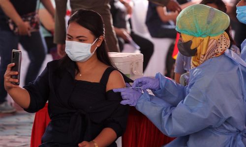 <p>Nampak sejumlah warga Kota Tangerang mengikuti vaksinasi massal COVID-19 di Pusat Pemerintahan Kota Tangerang, Banten, Selasa 15 Juni 2021. Pemerintah Kota Tangerang membuka layanan vaksinasi massal hingga Kamis 17 Juni 2021 dengan total sasaran sebanyak 45.000 orang dengan sasaran utama yaitu lansia, pralansia, tenaga pendidik, ODGJ, disabilitas dan pelayan publik. Foto : Panji Asmoro/TrenAsia</p>