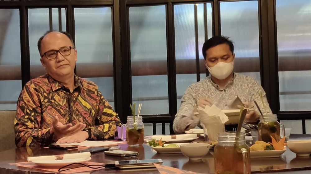 <p>Deni Alfianto (kiri), Ketua Forum Investor Ritel (AISA), dan beberapa perwakilan investor AISA lainnya.</p>
