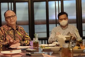 <p>Deni Alfianto (kiri), Ketua Forum Investor Ritel (AISA), dan beberapa perwakilan investor AISA lainnya.</p>