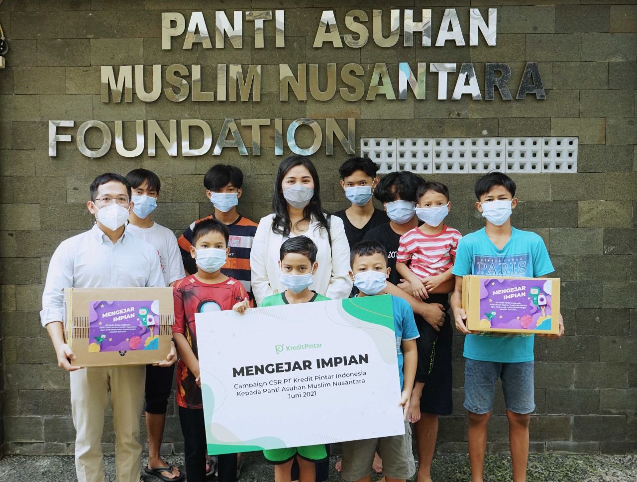 <p>Penyerahan bantuan ke Panti Asuhan Muslim Nusantara/ Sumber: Kredit Pintar</p>
