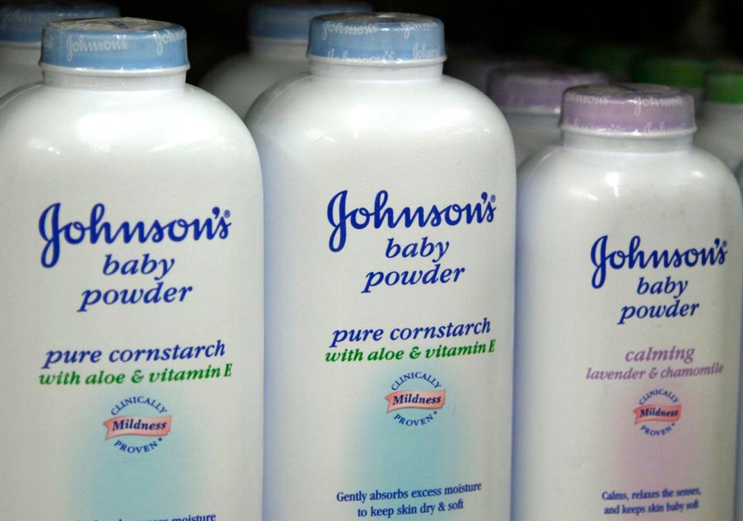 Ilustrasi bedak bayi Johnson And Johnson