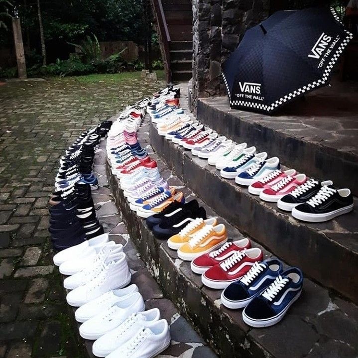 <p>Koleksi sepatu @SepatuKafka </p>
