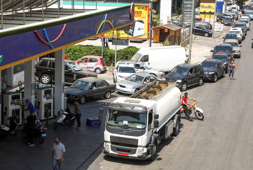 <p>Warga Libanon tengah mengantri BBM di pom bensin/Reuters</p>
