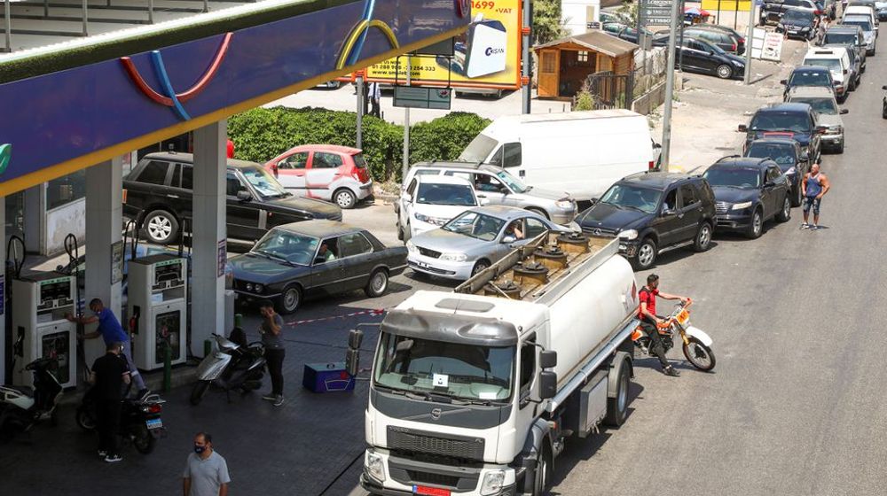 <p>Warga Libanon tengah mengantri BBM di pom bensin/Reuters</p>