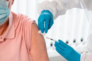 Ketahui Dosis dan Rentang Waktu Penerimaan Vaksin COVID-19