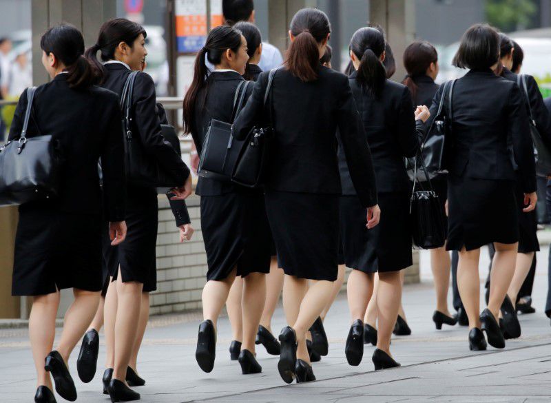 <p>Sekelompok wanita karir Jepang berjalan di distrik yang menjadi pusat bisnis di kota Tokyo<br />
Sumber; Reuters</p>

