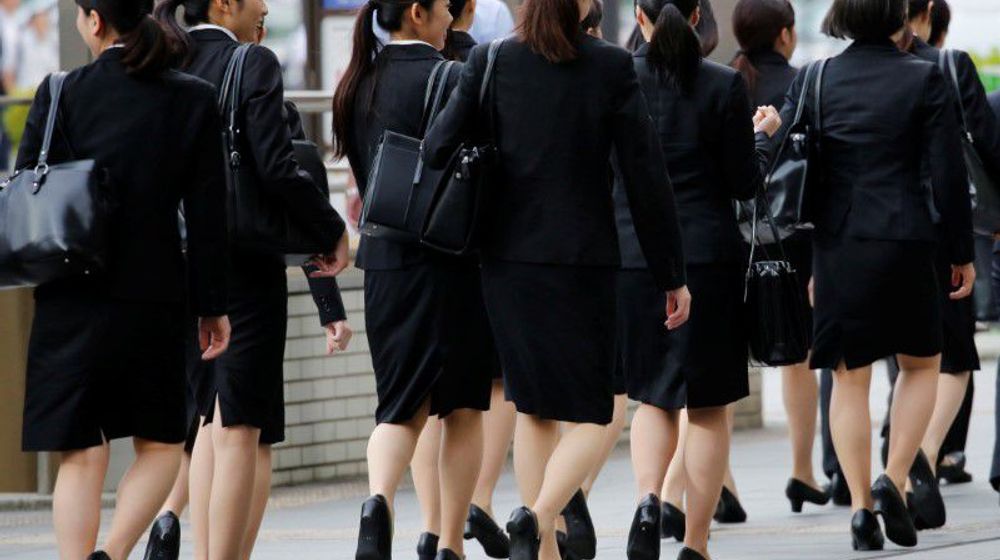 <p>Sekelompok wanita karir Jepang berjalan di distrik yang menjadi pusat bisnis di kota Tokyo<br />
Sumber; Reuters</p>