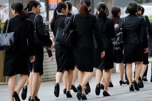 <p>Sekelompok wanita karir Jepang berjalan di distrik yang menjadi pusat bisnis di kota Tokyo<br />
Sumber; Reuters</p>
