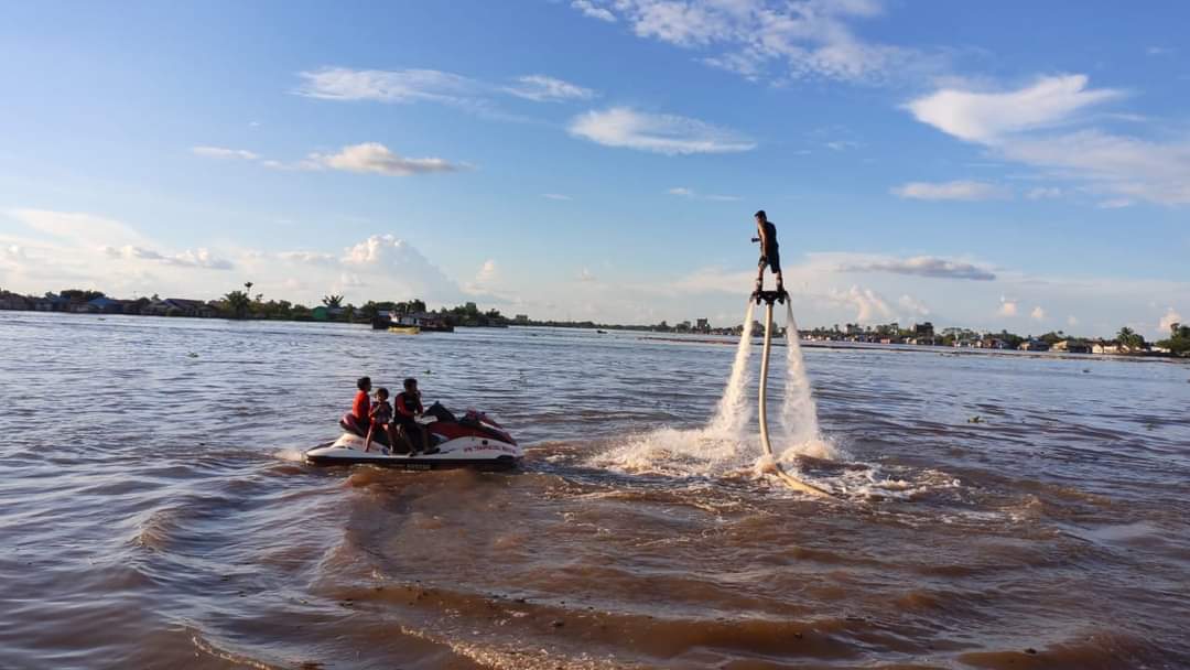 Atlet sedang menunjukkan kebolehannya di Sungai Barito.