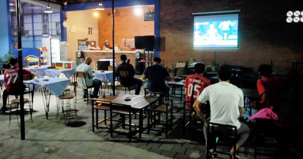 Suasana nobar Piala Eropa di sejumlah venue Super Friends di Denpasar
