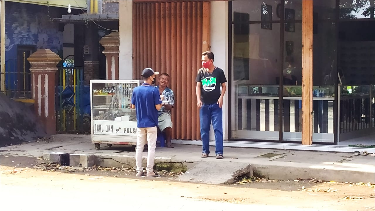 Komunitas Arek Kencong (KAK) yang tergabung dalam karang taruna (Karta) Heppiii Community Jember bergerak cepat. Mereka menggencarkan program yang disebut Jumat Berkah.