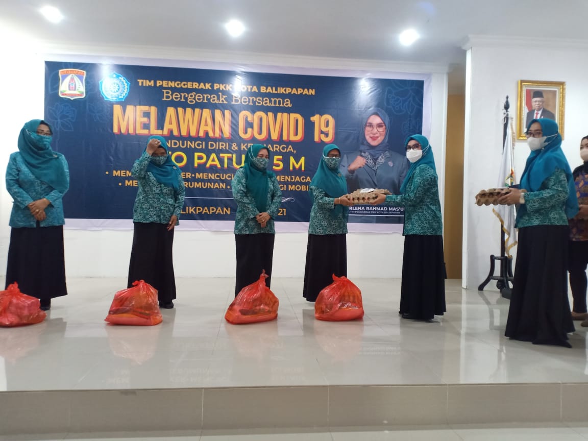 Tim Penggerak PKK menyerahkan bantuan paket sembako kepada warga tak mampu yang melaksanakan isoman pada Kamis (1/7/2021)