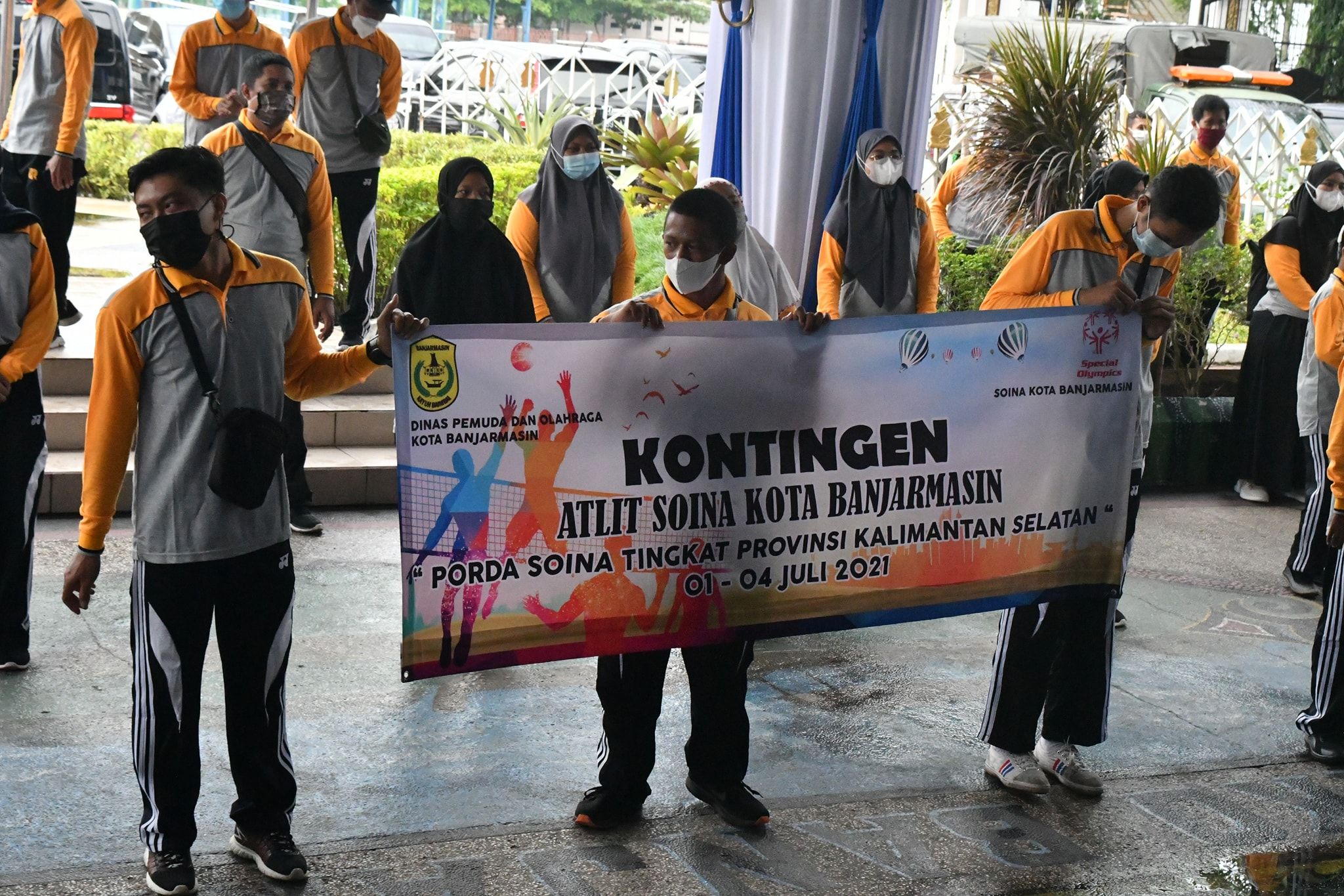 Para atlet dari Kota Banjarmasin saat dilepas untuk mengikuti Porda SOINA se-Kalsel, Kamis (1/7/2021).