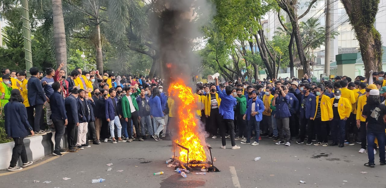Mahasiswa membakar material keranda sebagai simbol protes saat aksi bela KPK di Banjarmasin, Kamis (1/7/2021).