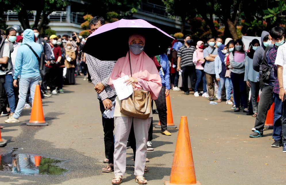 Warga mengantri untuk mendapatkan Vaksin Covid-19 di Kota Tangerang.