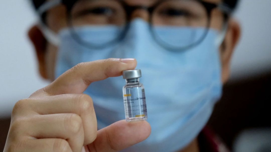 Tenaga kesehatan menunjukkan vaksin COVID-19 produksi Sinovac usai dilakukan penyuntikan di RS Siloam TB Simatupang, Jakarta, Kamis, 14 Januari 2021.