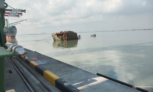 Bangkai Kapal MV Mentari Crystal di Pelabuhan Teluk Lamong, Surabaya. Pelindo III Dirugikan..jpeg