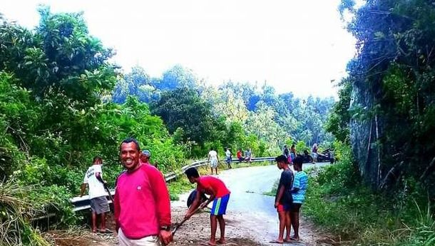 Patut Dicontoh, Aksi Kaum Muda Ndetundora Bersihkan Material Longsor di Badan Jalan Nuabosi-Woloare, Ende