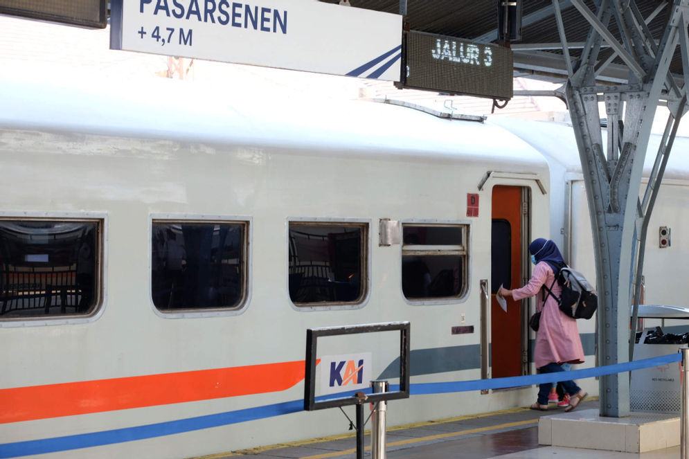 Penumpang masuk ke rangkaian gerbong kereta yang diberangkatkan dari Stasiun Pasar Senen, Jakarta, Selasa, 27 April 2021.