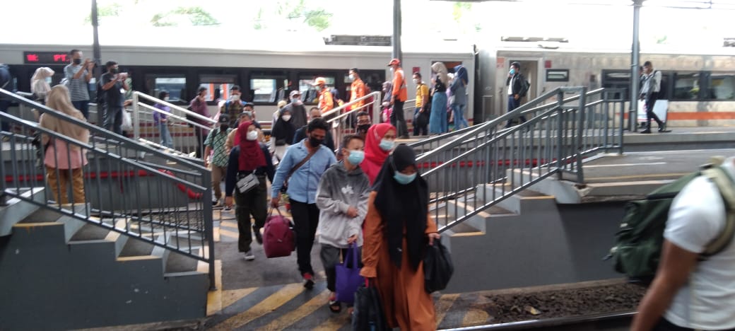 Penumpang kereta api di Stasiun KAI Divre IV Tanjungkarang, Bandarlampung.