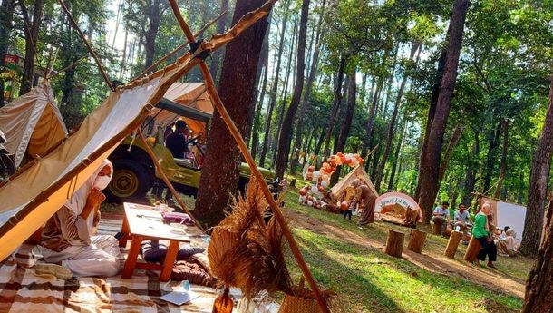 Ngopi Asyik di Tengah Hutan Pinus Kota Palembang