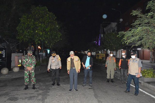 Walikota dan Wakil Walikota Yogyakarta tengah meninjau penerapan PPKM Darurat di Kawasan Malioboro, Minggu (4/7/2021)