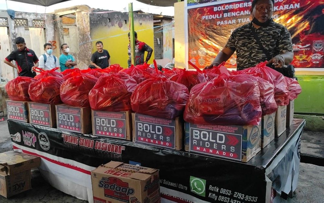 Ketua YNCI Bitung, Ramang Hamzah menerima bantuan dari Bold Riders Manado. Pemberian bantuan ini dilakukan Kamis (1/7/2021).