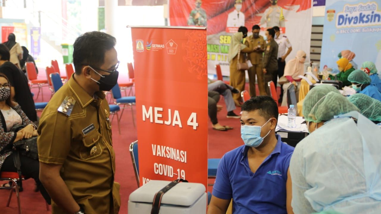 Wali Kota Balikpapan Rahmad Mas'ud pantau vaksinasi massal di gedung Dome Balikpapan, pada Senin (5/7/2021)