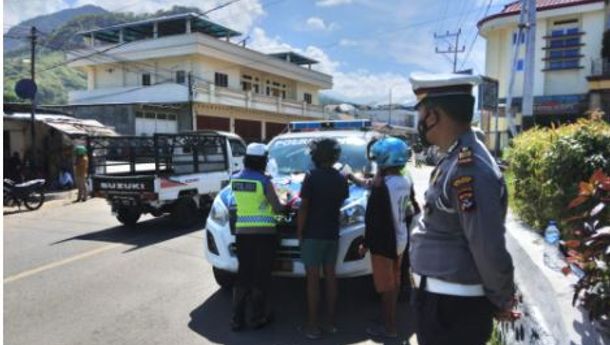 Polres Ende Gelar Operasi Gabungan dan Membagi Masker kepada Masyarakat