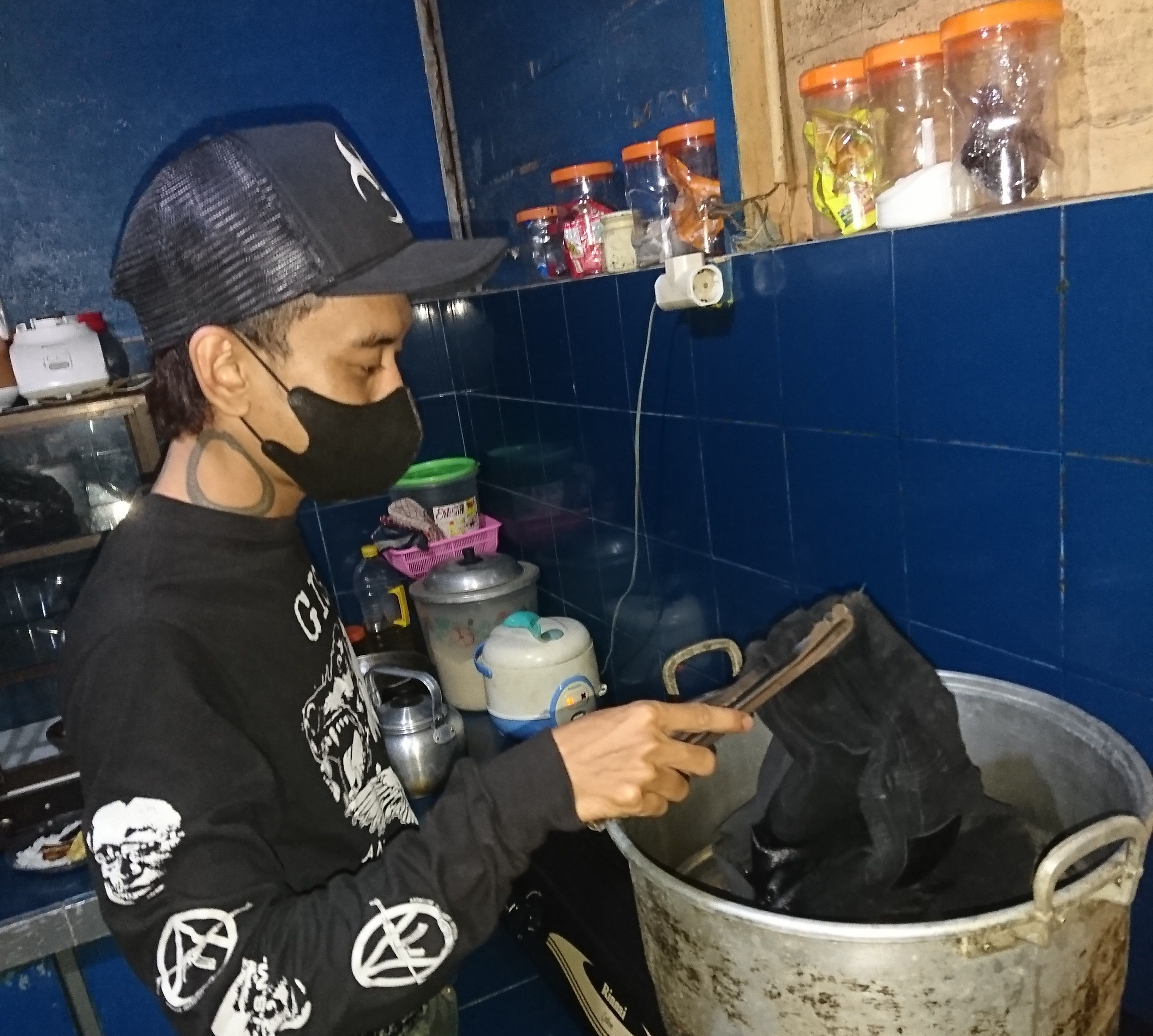 Founder Wantexin.bdj, tengah merebus celana untuk mewarna ulang pakaian dari pelanggan.