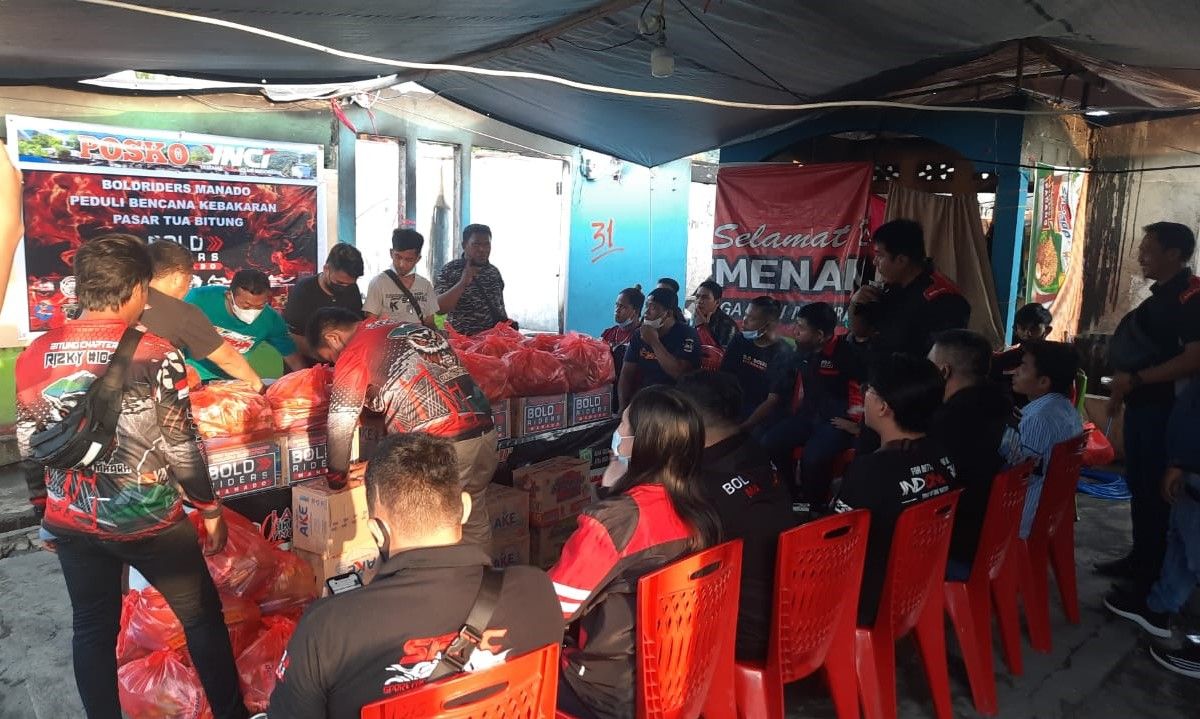 Komunitas motor Bold Riders Manado tengah menyalurkan bantuan untuk korban kebakaran di RW 04 Pasar Tua, Kelurahan Bitung Tengah, Kecamatan Maesa, Kota Bitung, Sulawesi Utara pada Kamis (1/7/2021).