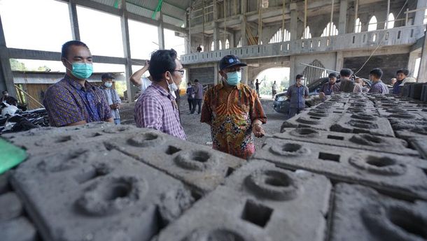 PLN Ajak Warga Ende Sulap Limbah Batu Bara Jadi Bahan Bangunan