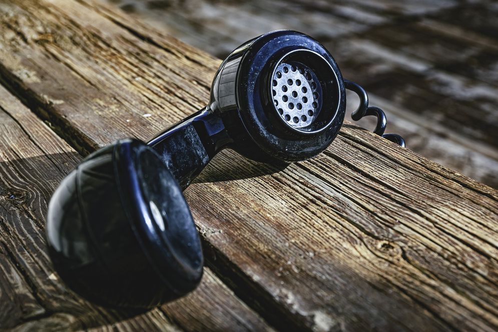 old-phone-4717604_1920.jpg