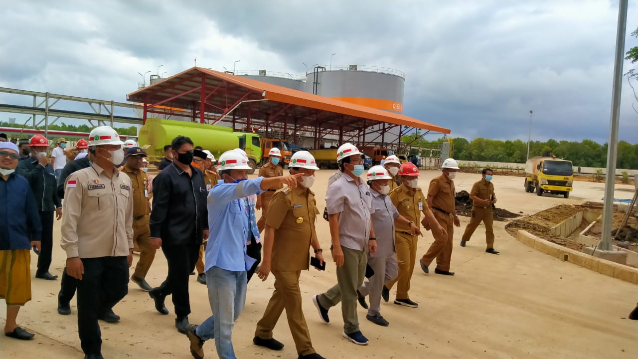 Bupati Tanbu, Zairullah Azhar, saat meninjau kawasan pabrik di Sungai Dua, Kecamatan Simpang Empat, Kabupaten Tanah Bumbu.
