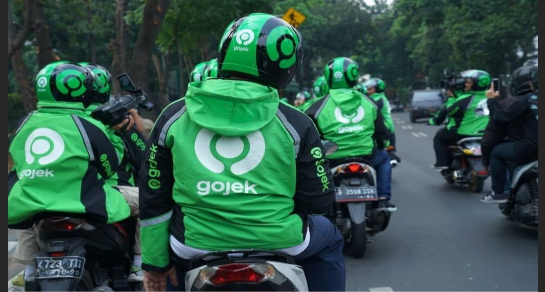 Kini Gojek menjadi pemegang saham super app AirAsia. 

