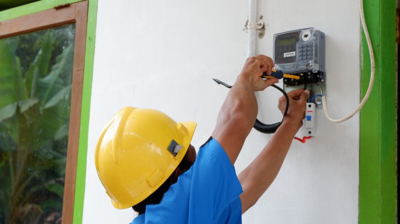 Petugas PLN UID Lampung tengah melakukan layanan penyambungan listrik.